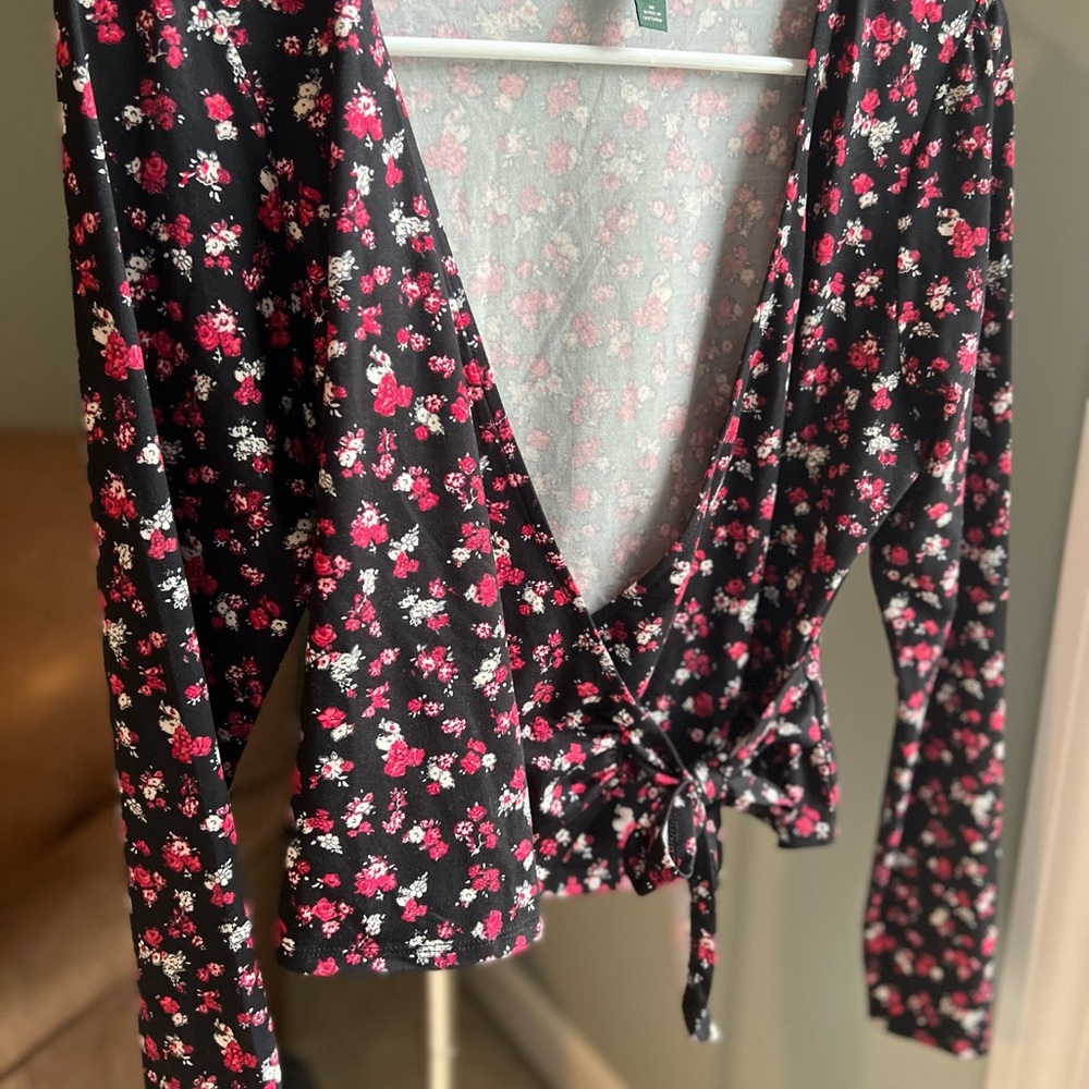 Wild Fable wrap side tie top long slv sz M - Picture 4 of 8